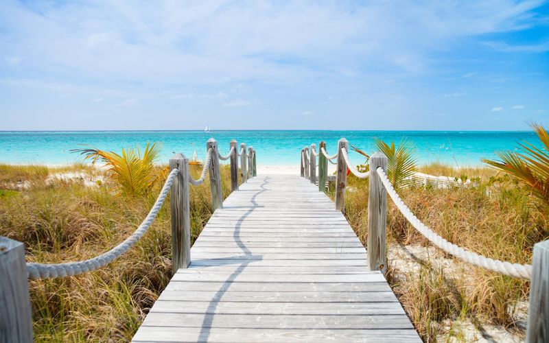 Plages faciles d'accès ou adaptées aux handicapés: voici comment les trouver en France