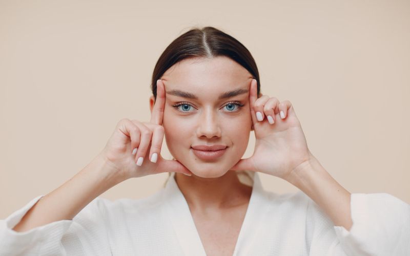 Rides, peau sans éclat... Et si on testait le massage facial pour détendre tout ça?