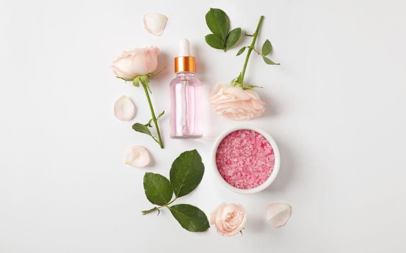 Antioxydante, antirides, hydratante... La rose, fleur du bel âge!