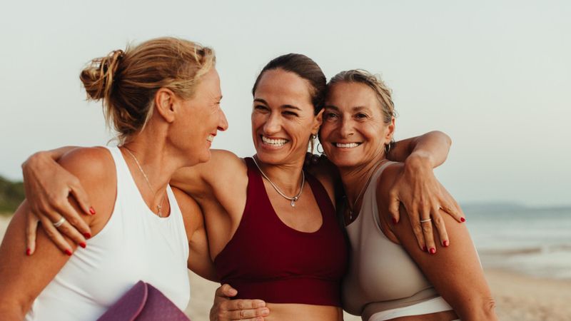 belle femme senior yoga plage streching sport etirements