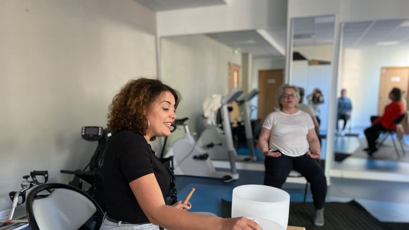 Beya Barkous propose un atelier de musicothérapie aux femmes atteintes d'un cancer à l'hôpital Avicenne (AP-HP)