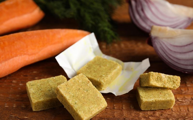 Vous mettez du bouillon cube dans votre soupe? Voici ceux à éviter selon ce célèbre nutritionniste