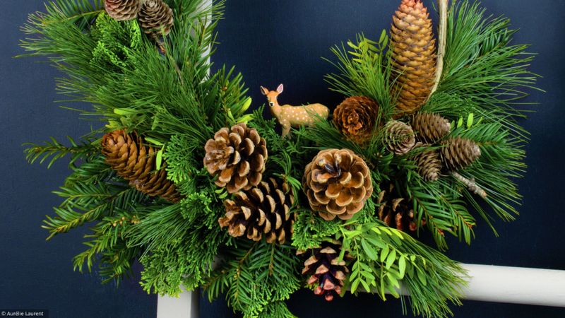 Bricolage de Noël: la couronne de pins