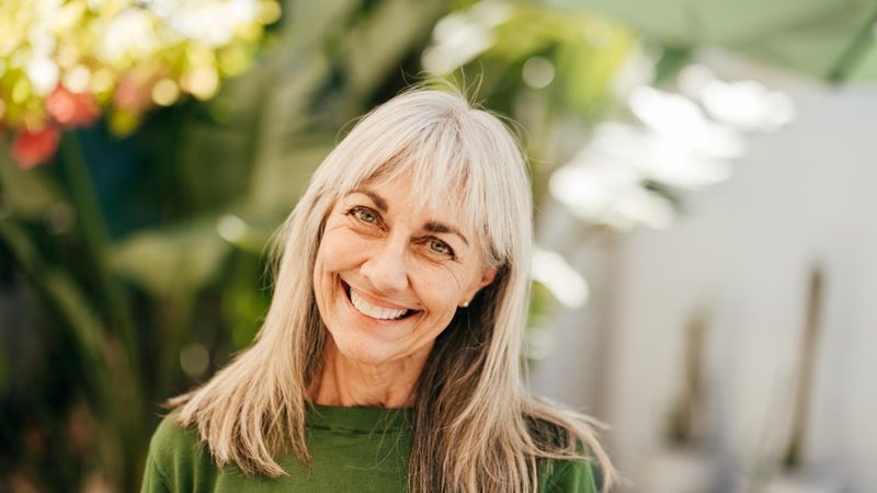 cheveux longs blancs senior femme soins