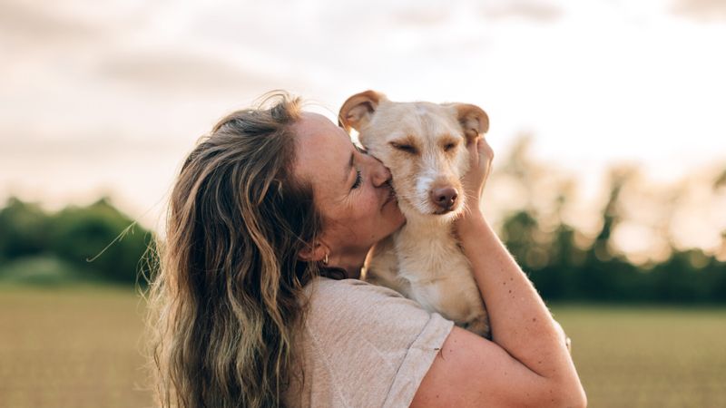 chien et femme cheveux longs nature