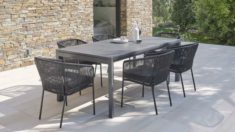 Comment choisir une table de jardin : bois, métal, résine ?
