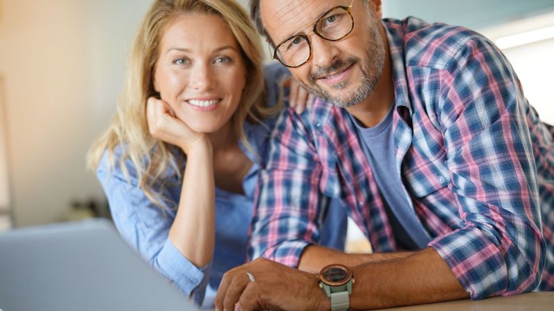couple-40-ans-chemise-carreaux