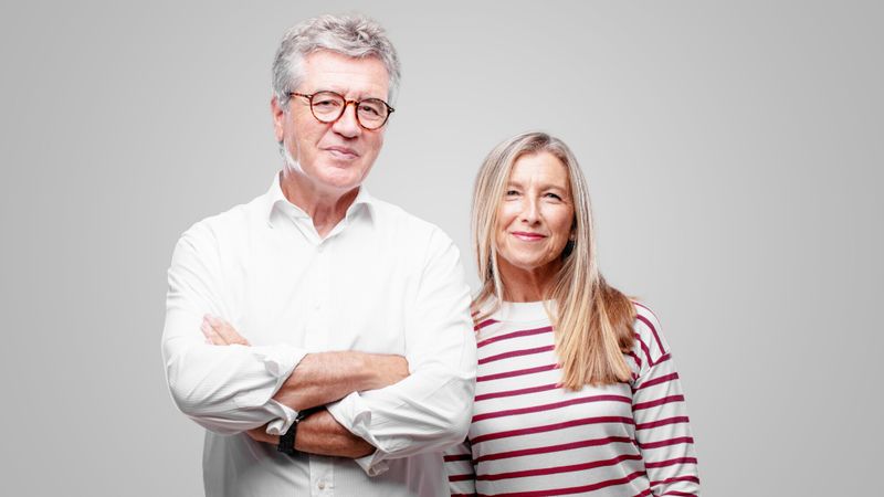 couple jeunes retraités pull rayé marinière