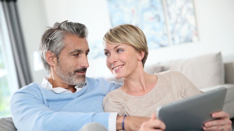 couple-senior-50-ans-ordinateur