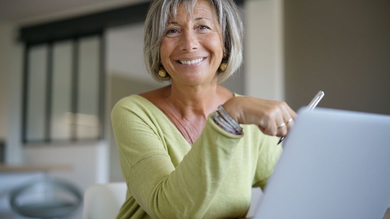 femme 50 ans ordinateur