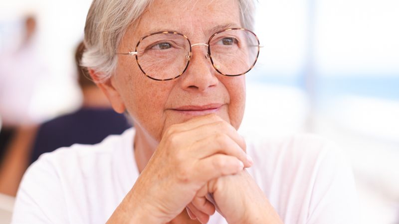 femme cheveux blancs reflechir