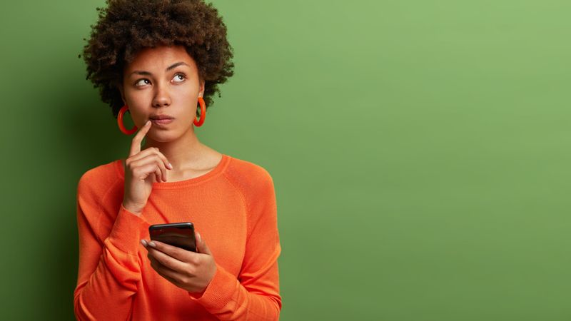 femme qui réfléchit origine mot