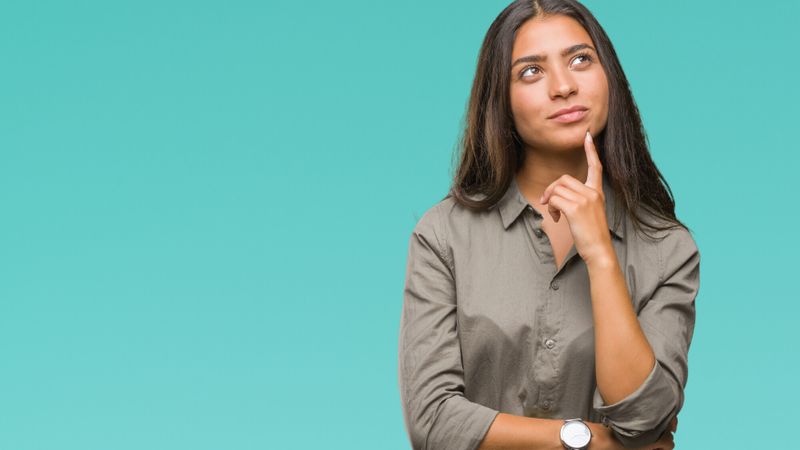 Femme qui réfléchit