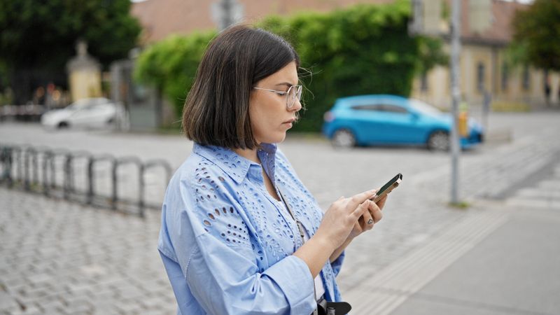 femme smartphone google maps