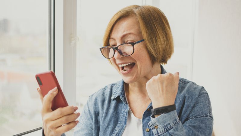 femme surprise contente