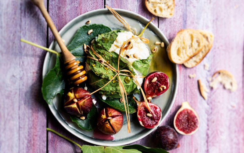Chèvre rôti en feuilles de figuier