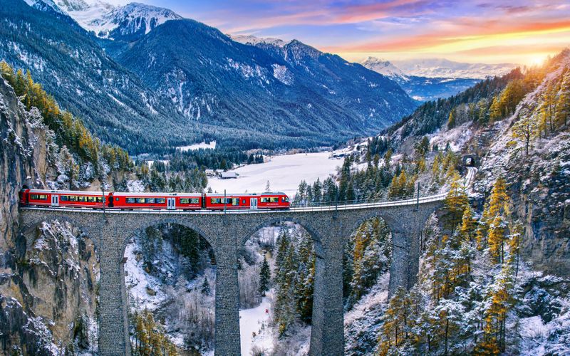 "Glacier Express": Un voyage contemplatif en bonne voie dans les Alpes