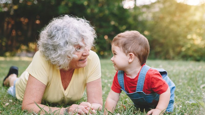 grand-mère et petit garçon