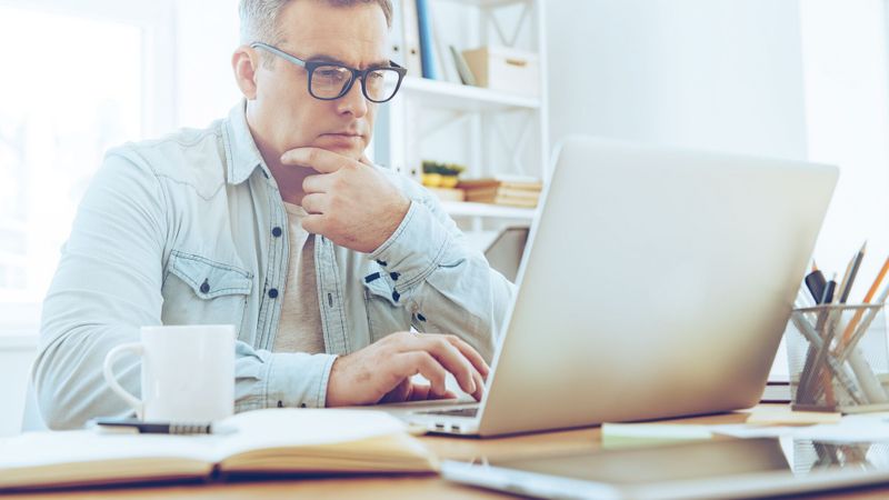 homme 55 ans bureau reflechit