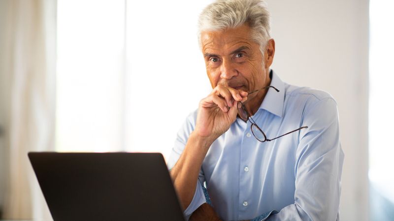 homme ordinateur question