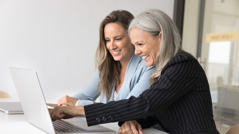 Illustration de deux femmes devant un écran d'ordinateur