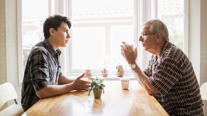 Illustration de deux personnes qui discutent