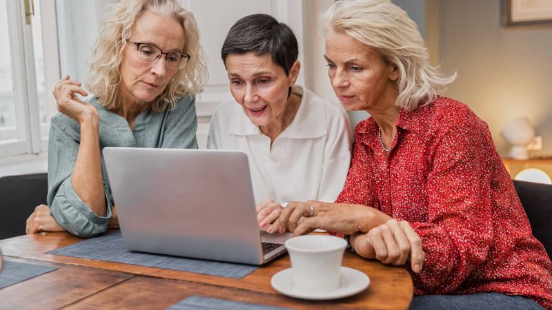 Illustration de trois femmes regardant un ordinateur