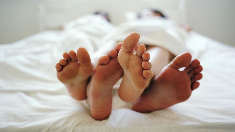 Illustration d'un couple au lit