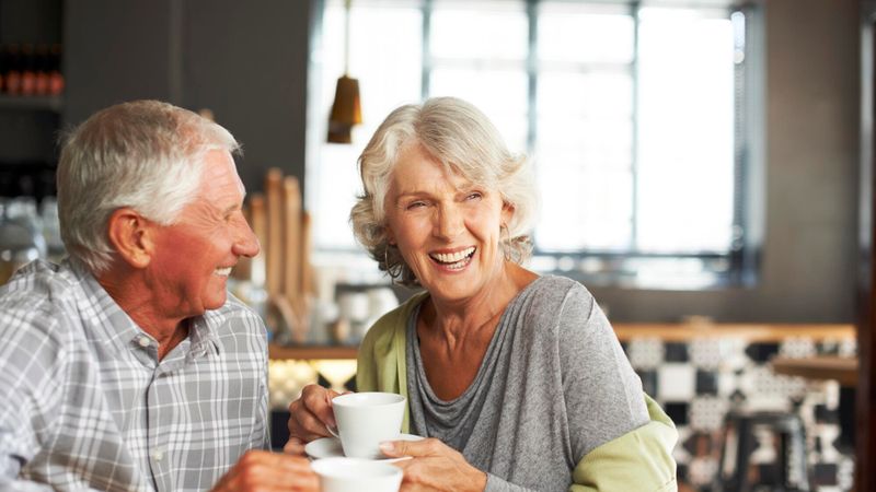 Illustration d'un couple buvant un café