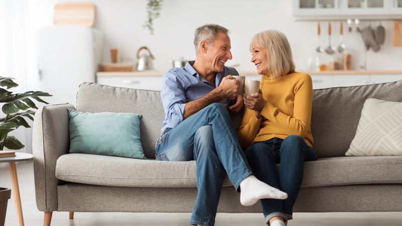 Illustration d'un couple discutant