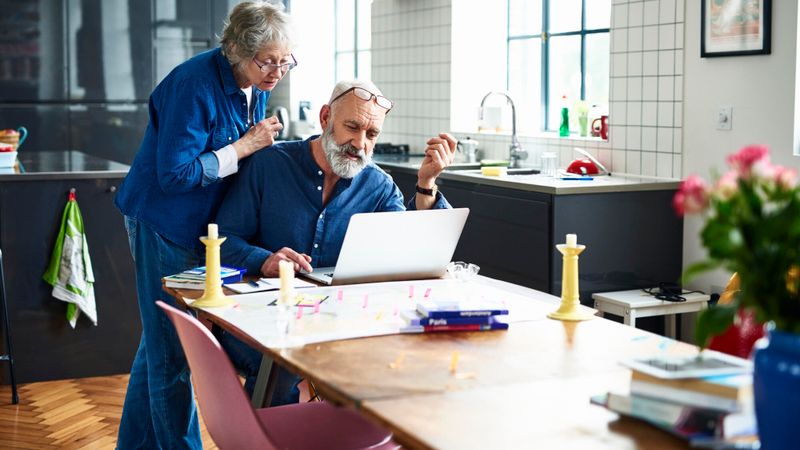 Illustration d'un couple regardant un ordinateur