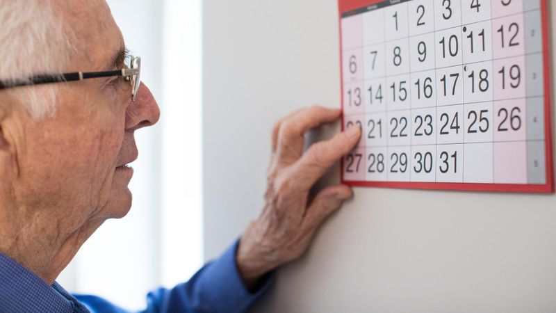 Illustration d'un homme devant un calendrier