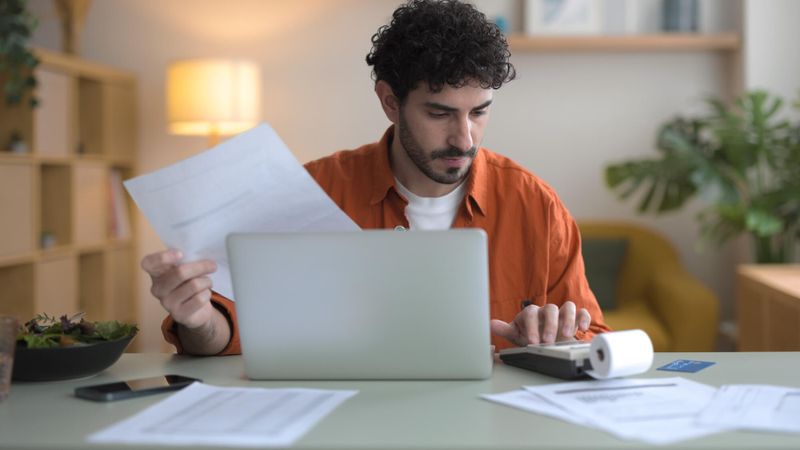 Illustration d'un homme regardant ses impôts