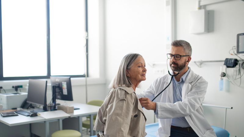 Illustration d'un médecin avec une patiente