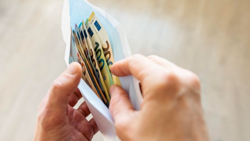 Illustration d'une enveloppe avec des billets