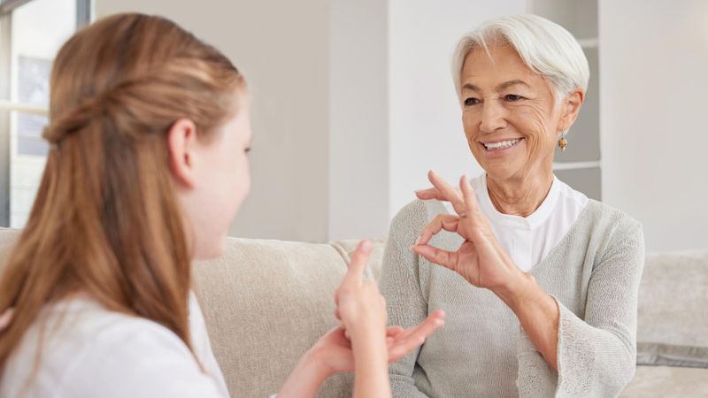 Illustration d'une femme apprenant une langue