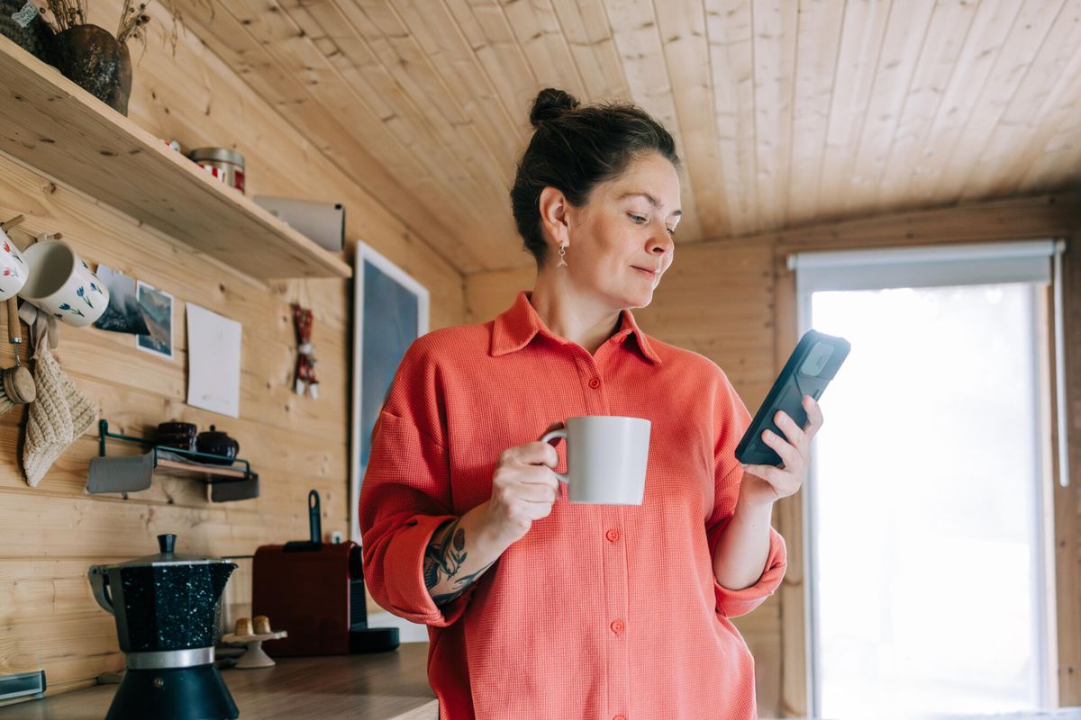 Illustration d'une femme avec son téléphone portable