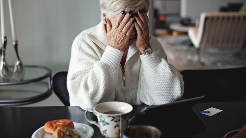 Illustration d'une femme devant un ordinateur