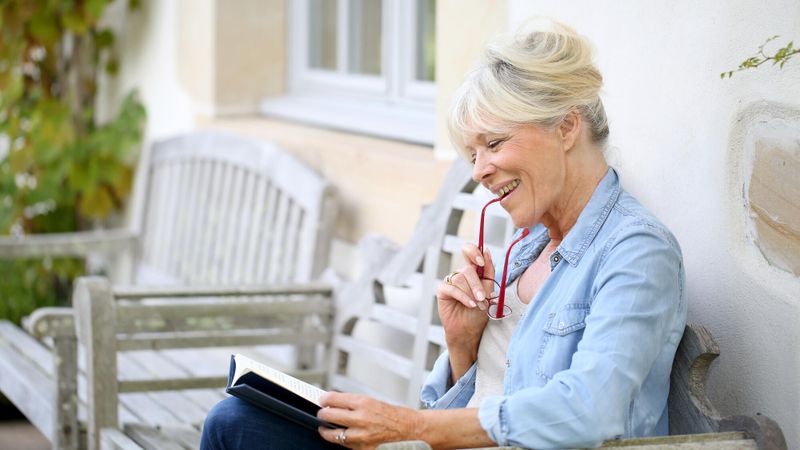 Illustration d'une femme lisant à la retraite