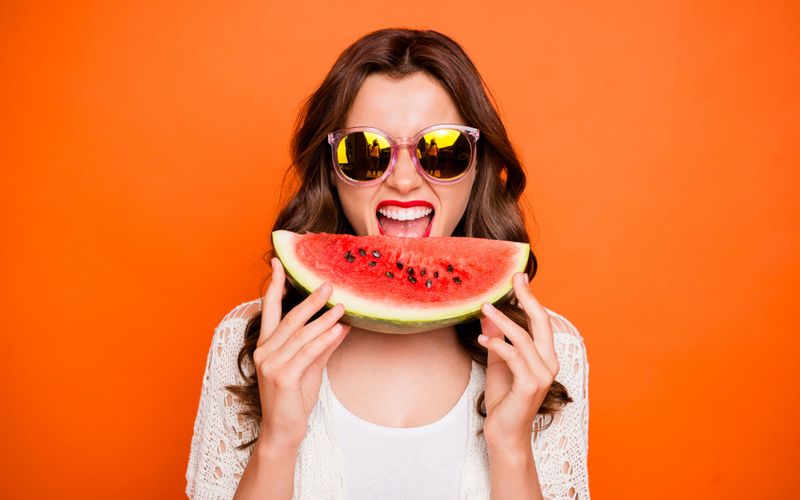 Rétention d'eau: une diététicienne conseille ces aliments pour dégonfler