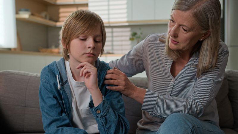 Illustration d'une grand-mère avec son petit-fils