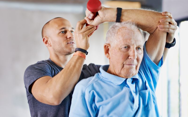 Vie en Ehpad: "Un kiné ou un audioprothésiste extérieurs peuvent-ils intervenir dans l'établissement?"