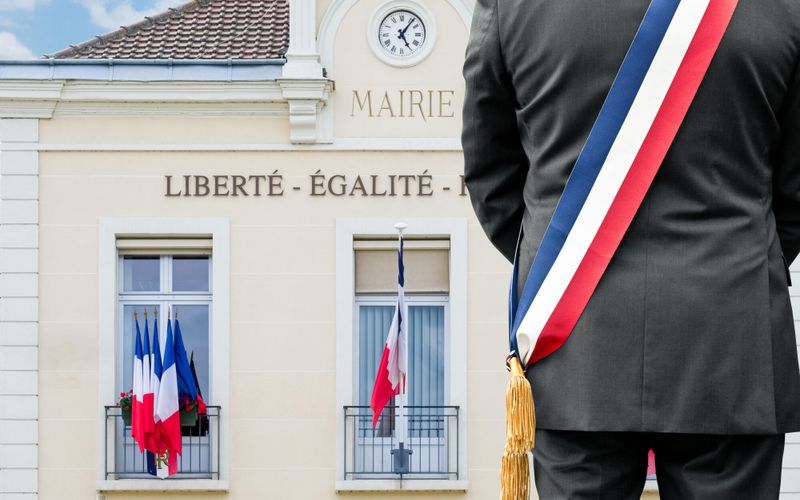 Profil, côte de popularité, engagement démocratique et liens avec les administrés: qui sont nos maires?