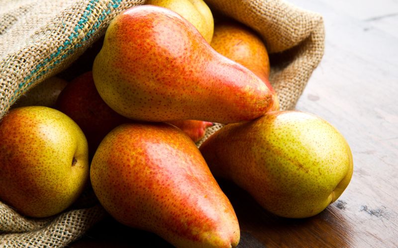 Voici trois astuces de chef pour choisir, conserver et cuisiner la poire (trognon compris!)