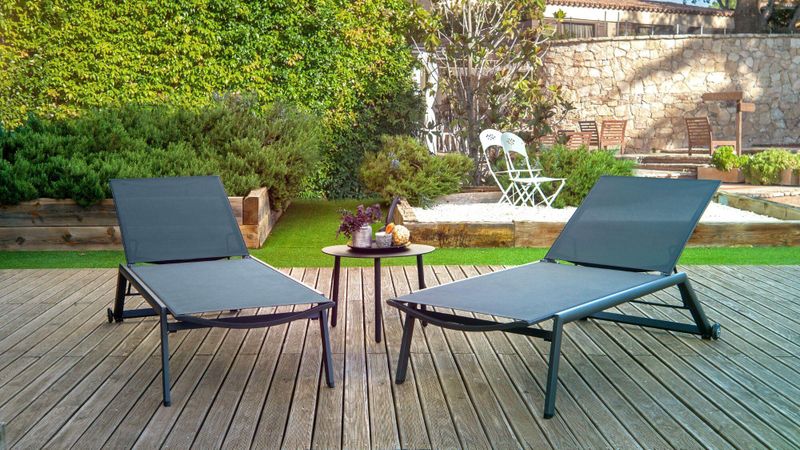 Prélassez-vous dans votre jardin grâce à ces chaises longues avec pare-soleil