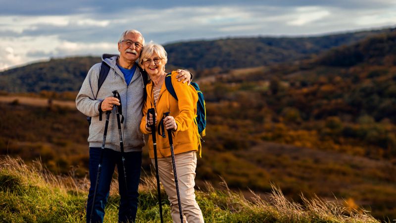 randonner-couple-senior-montagne