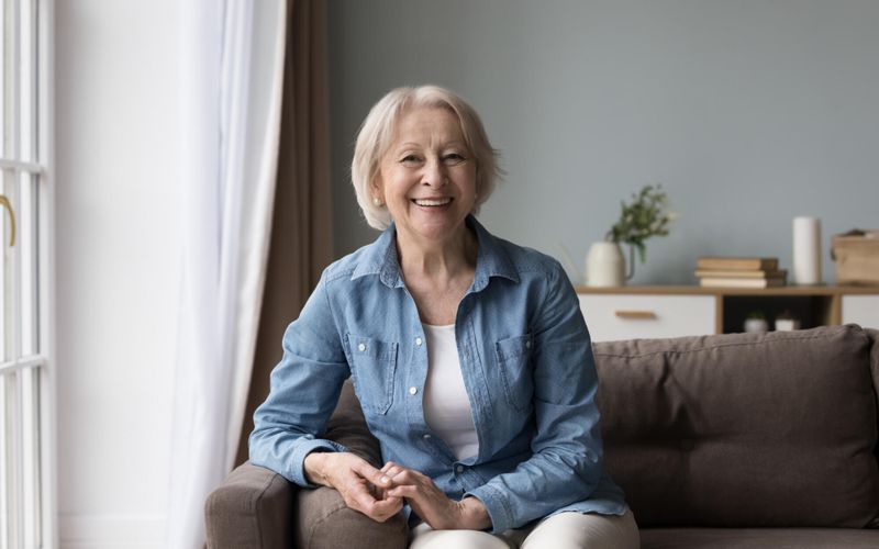 Vieillir chez soi, un choix qui coûte cher: découvrez combien selon votre tranche d'âge