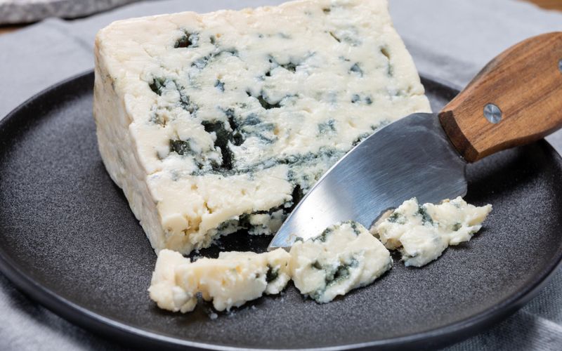 Connaissez-vous l'histoire du roquefort, ce fromage de l'Aveyron aujourd'hui centenaire?