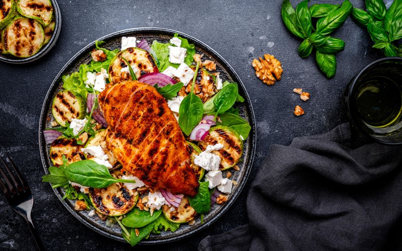 Salade de courgettes grillées, mozzarella et poulet