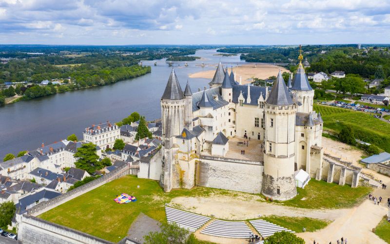 Cette ville nichée en bord de Loire conjugue passé royal et tradition équestre
